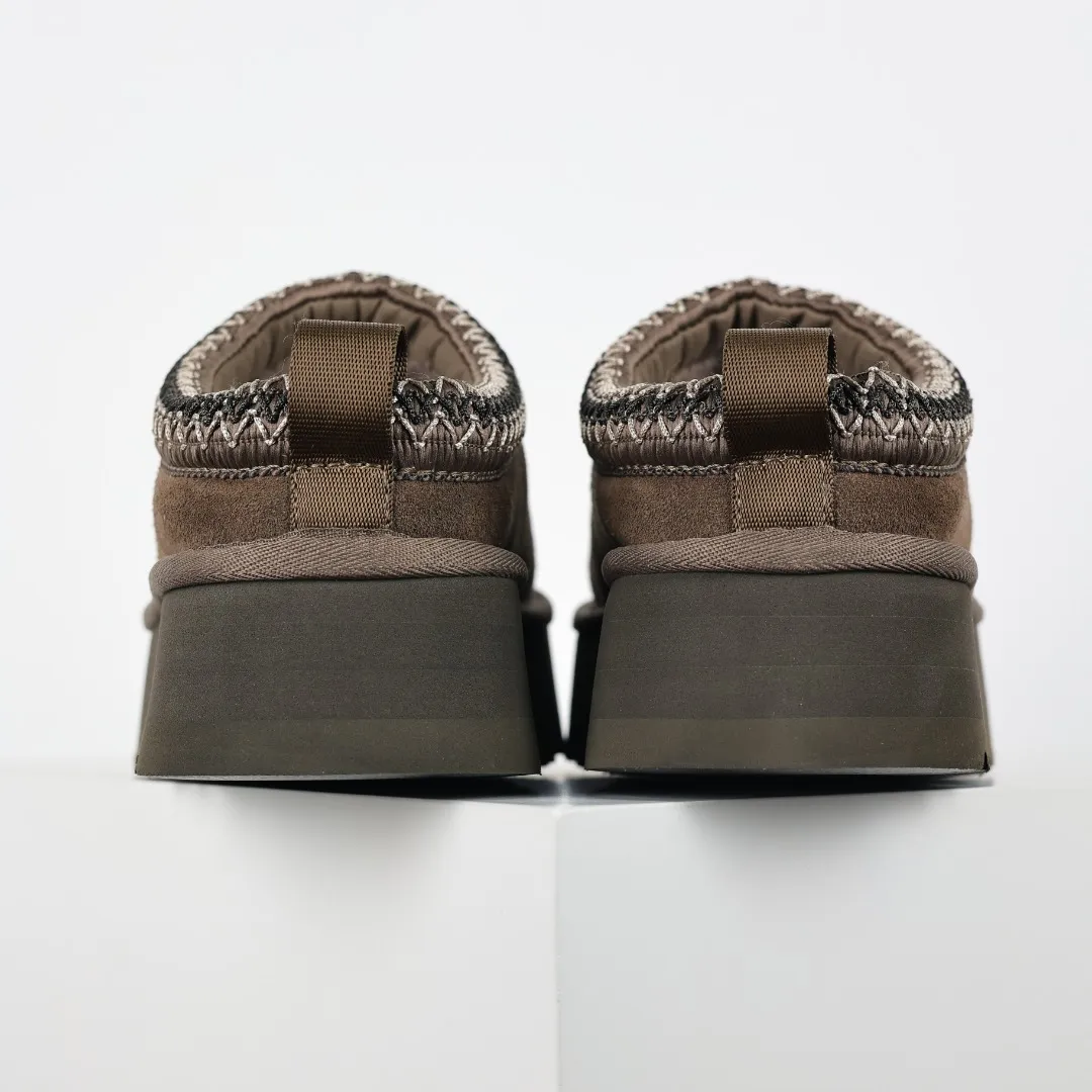 Pick up locally 💰540 The core product is good price UGG Tazz series walnut color half-flops Xiaohongshu hot model Henan Longfeng leather production Sheepskin integrated top quality in the market Waterproof upper material 2-3 cm cashmere insole to keep warm in winter and suitable for home use UUG has launched a style series in the new year, which is partially geared towards the preferences of young consumers and has also moved to the forefront of fashion trends. Shoe body material Water-repellent coated suede upper 17mm UGGPURE™ implanted wool insole Lightweight non-slip comfortable rubber outsole With brand LOGO Trademark Comes with full packaging Size: 35 36 37 38 39 40